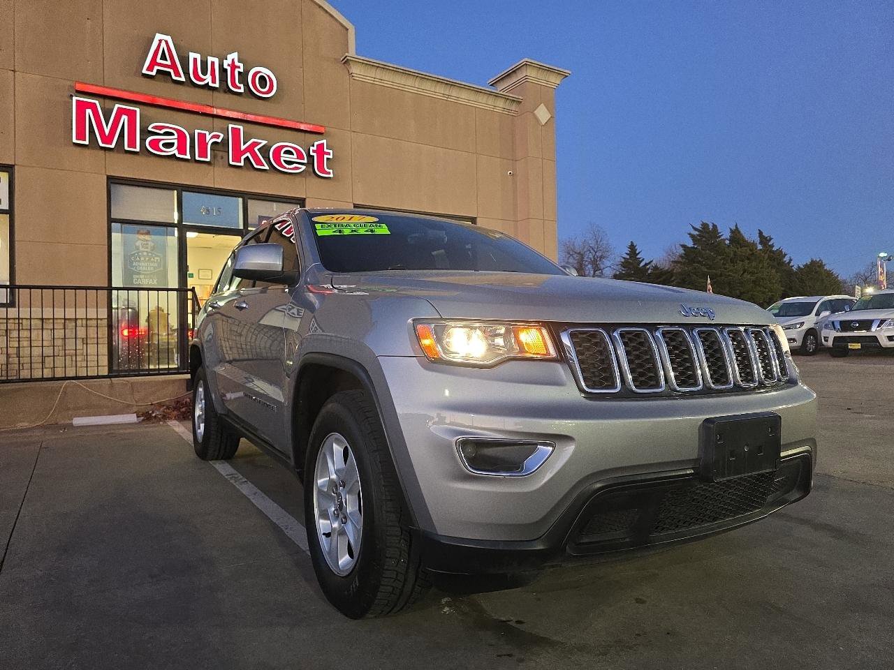 Used 2017 Jeep Grand Cherokee Laredo w/ Quick Order Package 2BE image 3
