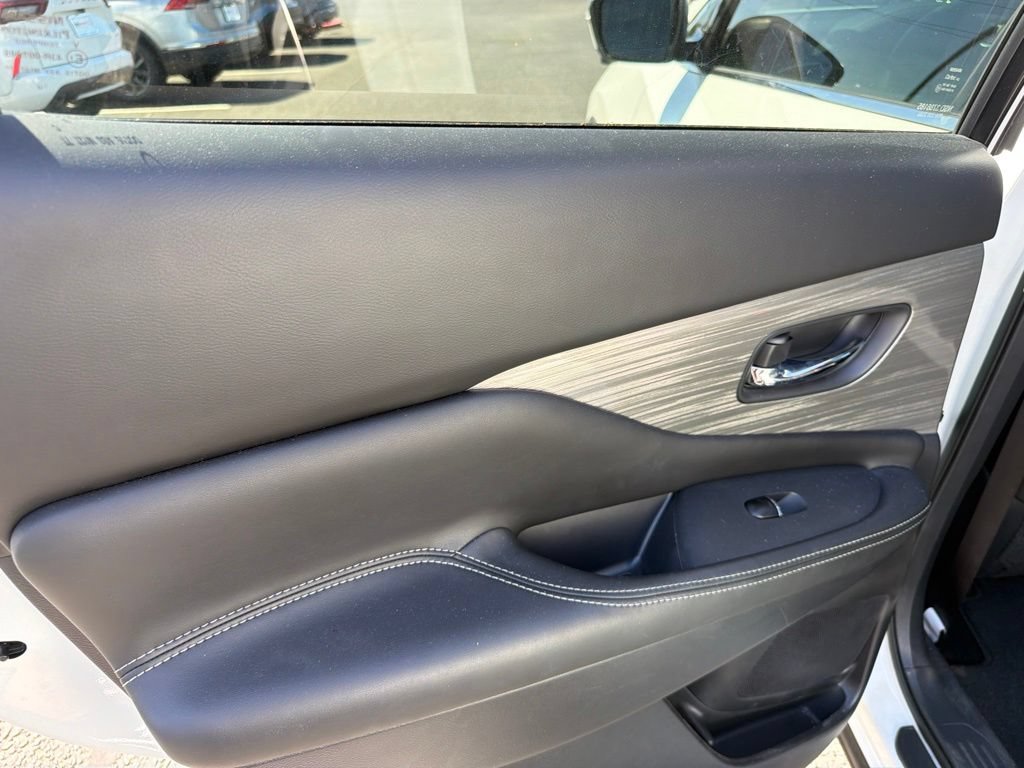 Used 2017 Nissan Murano Platinum w/ Platinum Technology Package FWD image 12