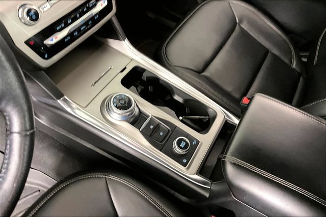 Used 2022 Ford Explorer XLT w/ Equipment Group 202A AWD/4WD image 17