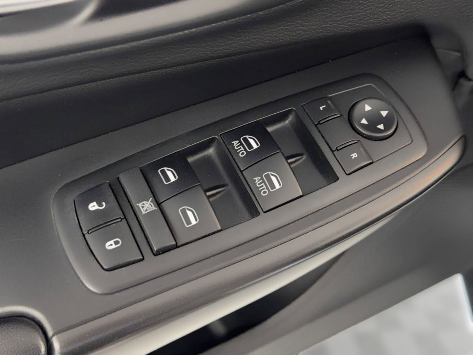 Used 2019 Jeep Cherokee Trailhawk AWD/4WD image 13