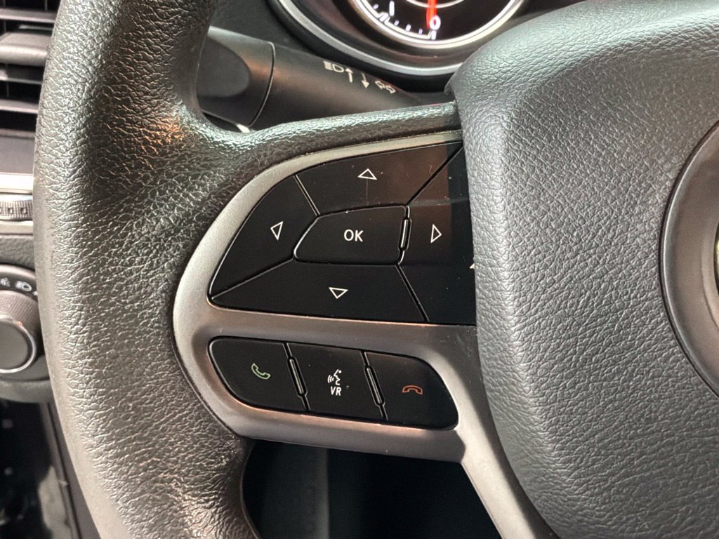Used 2021 Jeep Cherokee Latitude FWD image 6