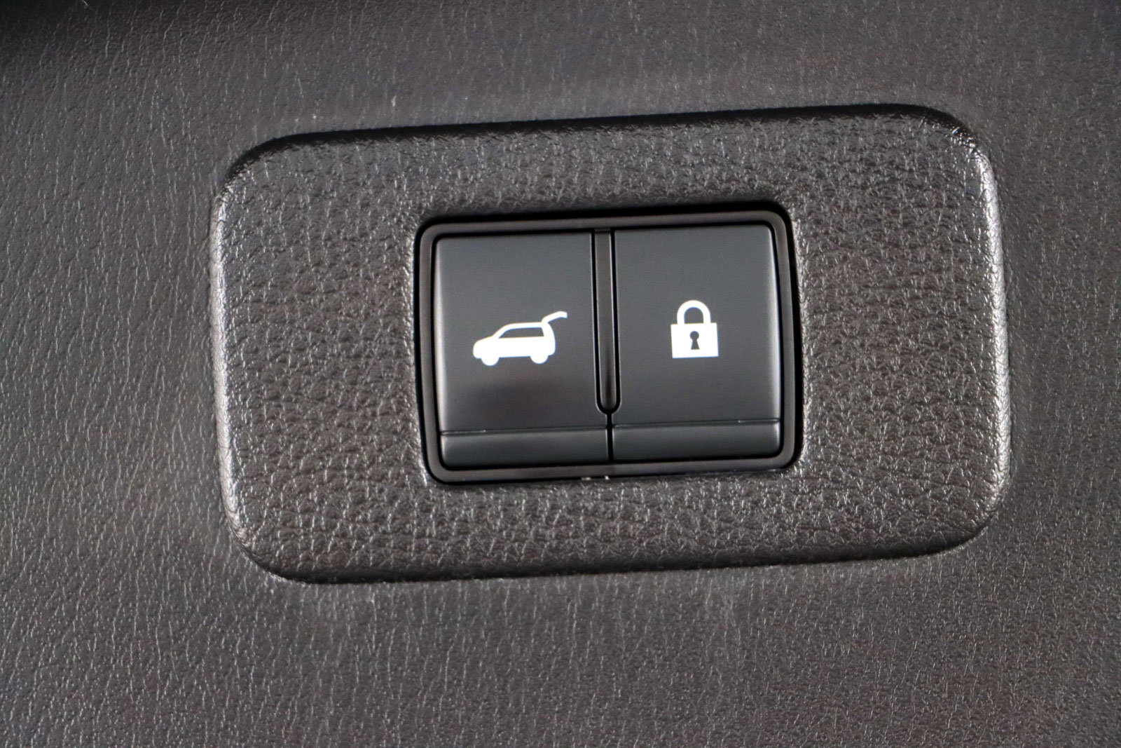 Used 2022 Nissan Armada SL w/ Captain's Chairs Package image 33