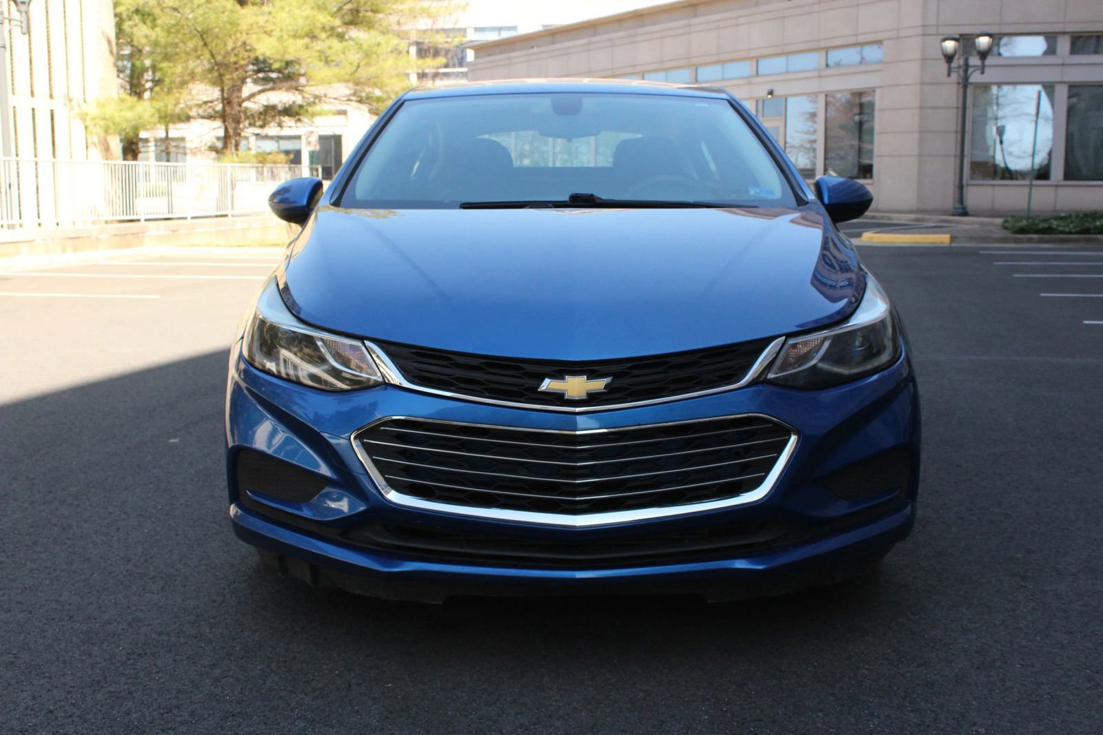 Used 2018 Chevrolet Cruze LT w/ Convenience Package FWD image 3