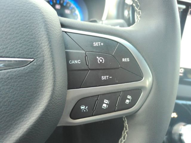 Used 2025 Chrysler Pacifica Select image 41