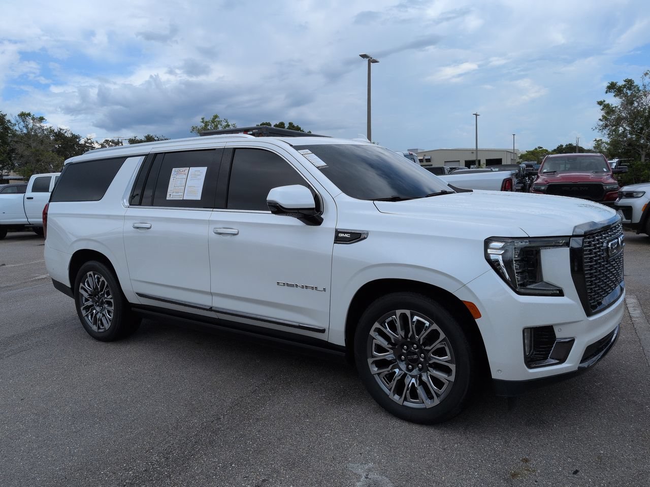 Used 2023 GMC Yukon XL Denali Ultimate AWD/4WD image 2