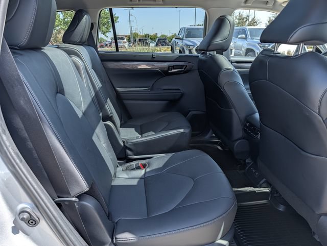 Certified 2025 Toyota Highlander Platinum AWD/4WD image 30
