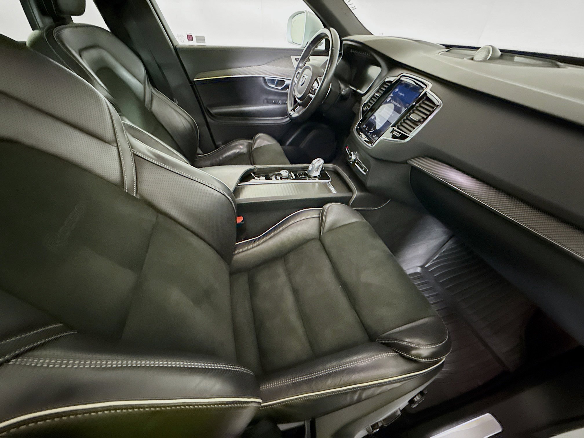 Used 2017 Volvo XC90 T8 R-Design w/ Vision Package image 29