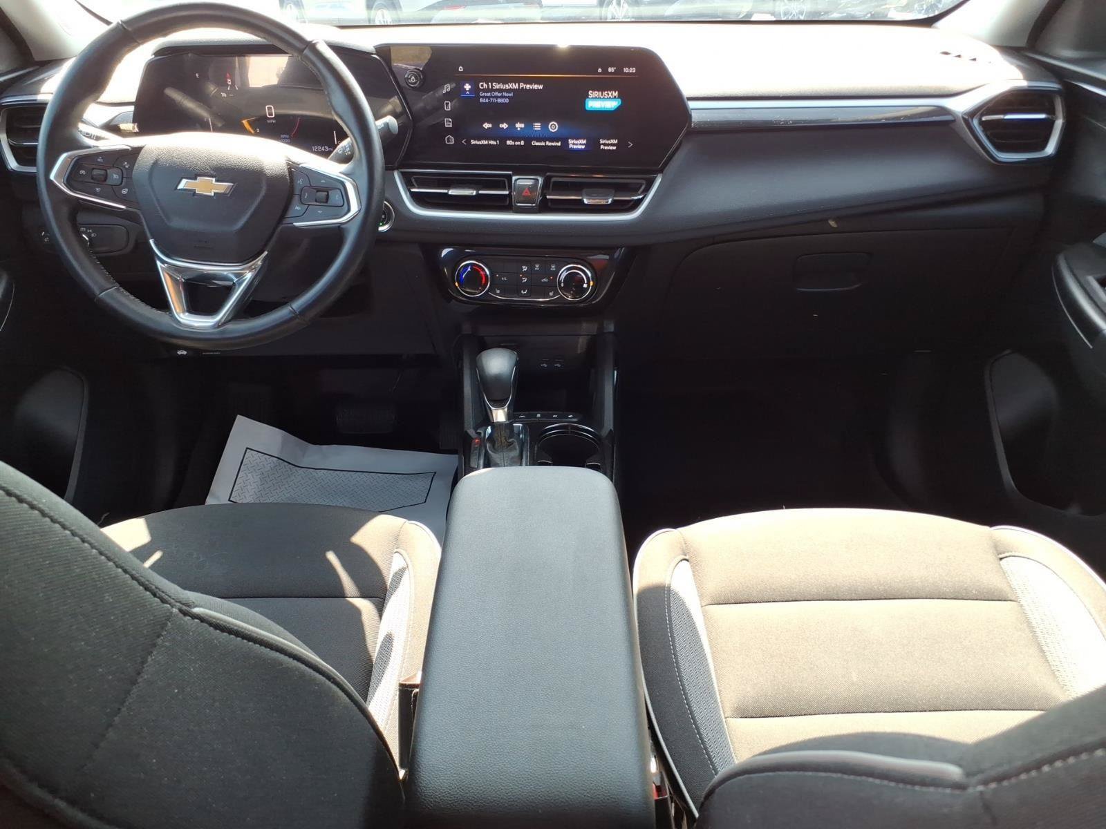Used 2024 Chevrolet TrailBlazer LT w/ LT Cold Weather Package FWD image 2