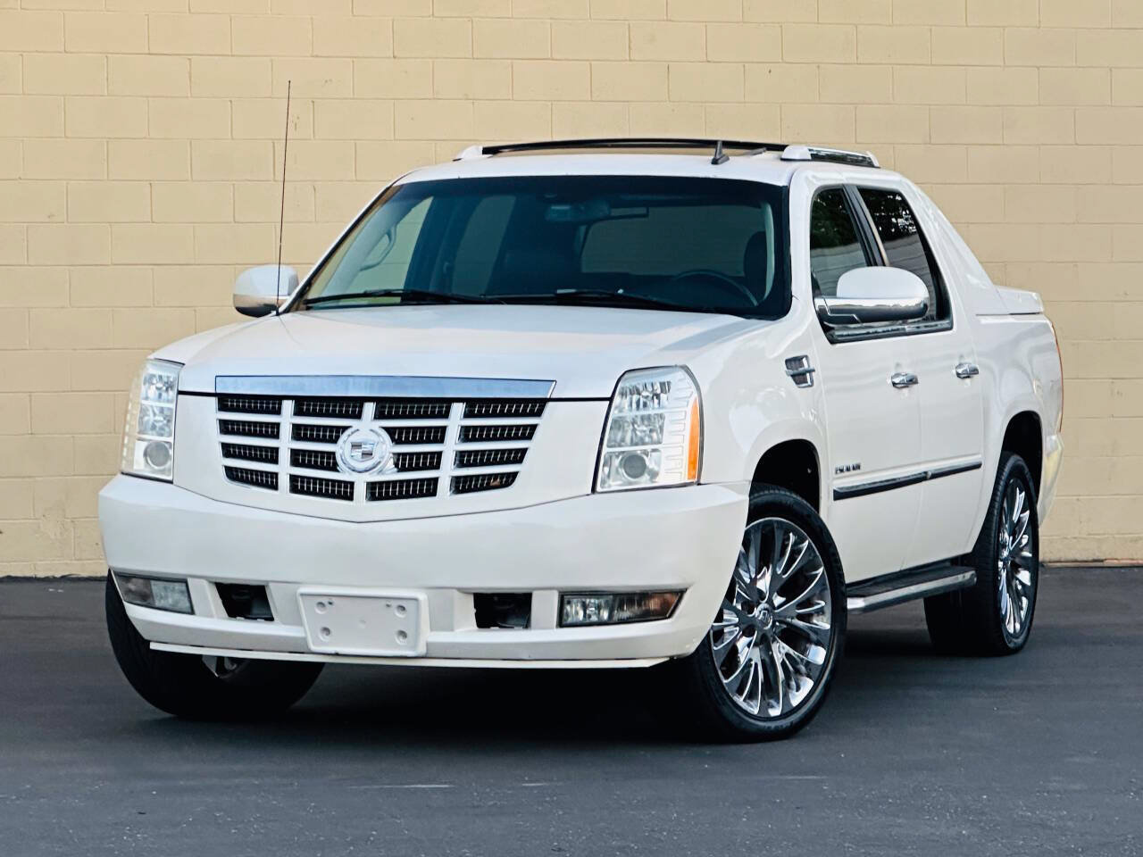 Used 2008 Cadillac Escalade EXT AWD/4WD image 3