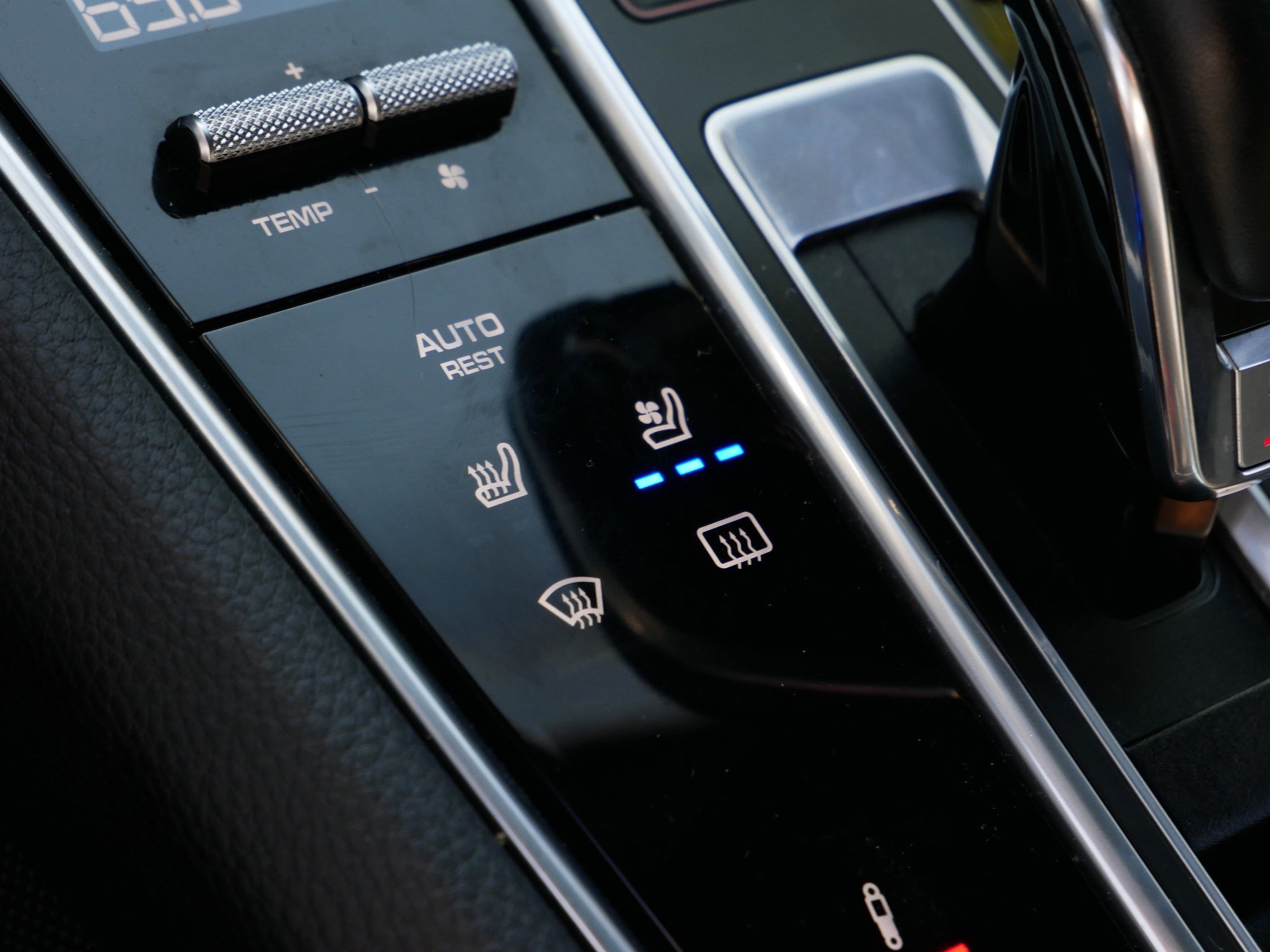 Used 2018 Porsche Panamera 4 image 30