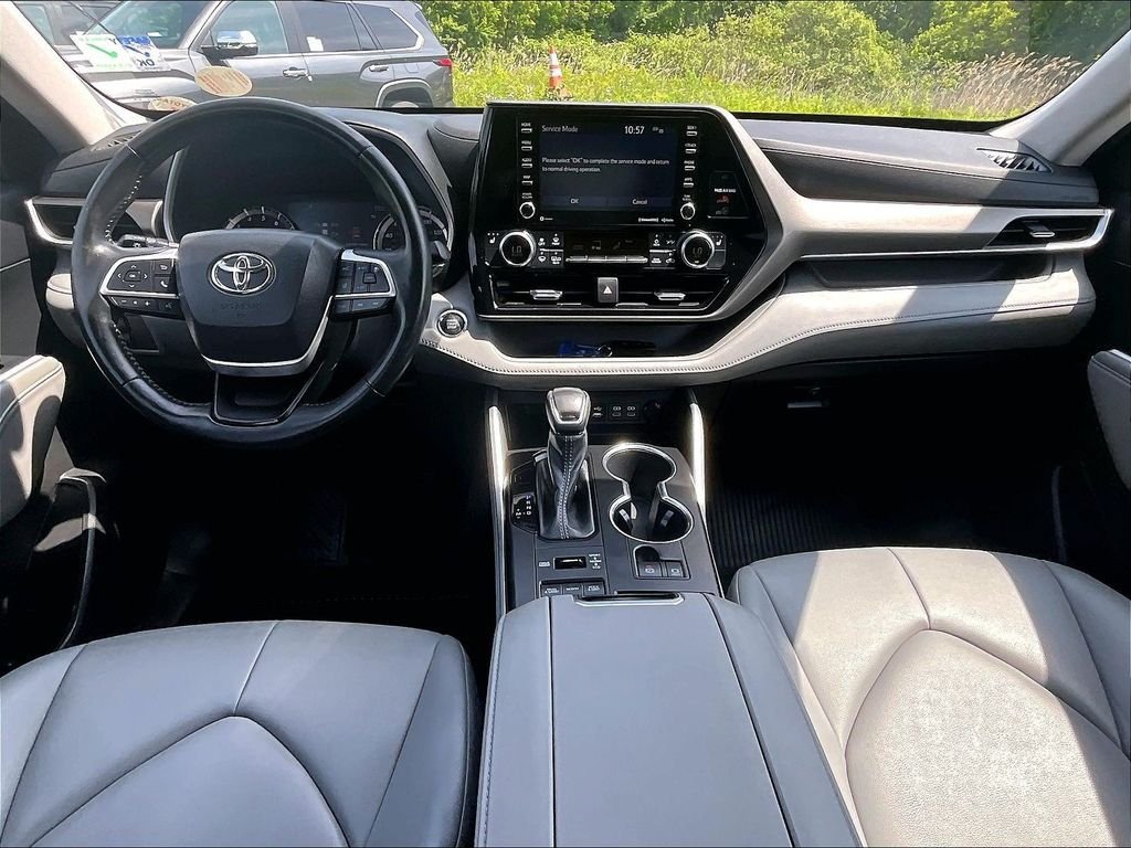 Used 2022 Toyota Highlander XLE AWD/4WD image 21