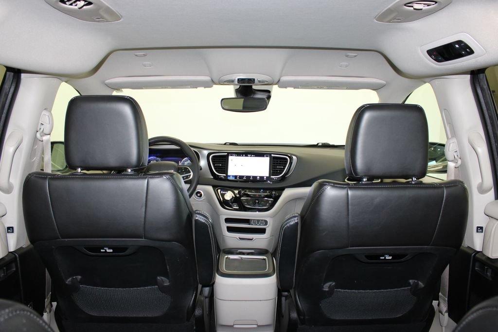 Used 2023 Chrysler Pacifica Touring-L FWD image 12