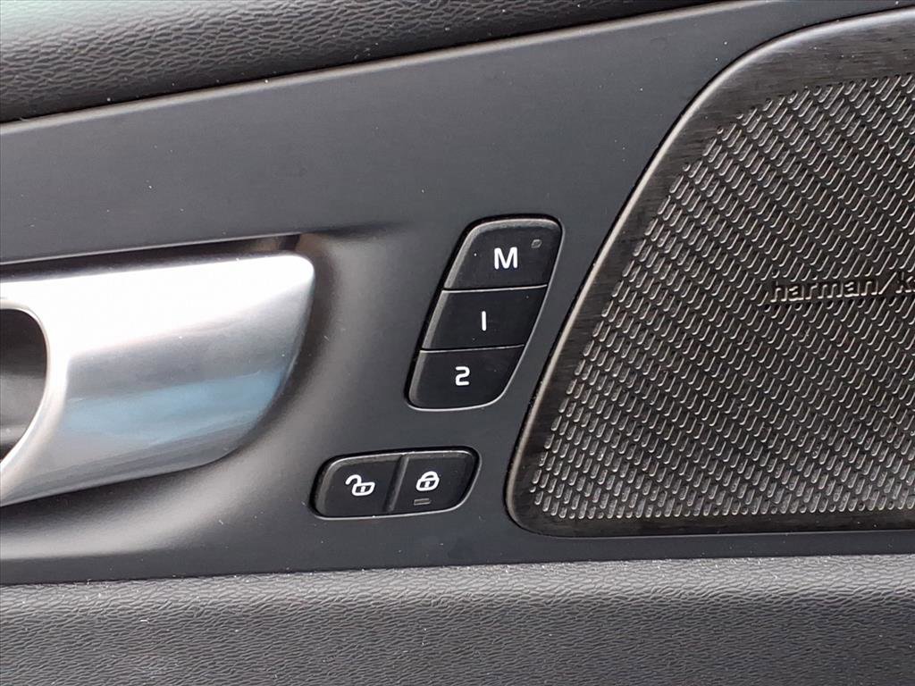 Used 2024 Volvo XC60 B5 Plus image 16