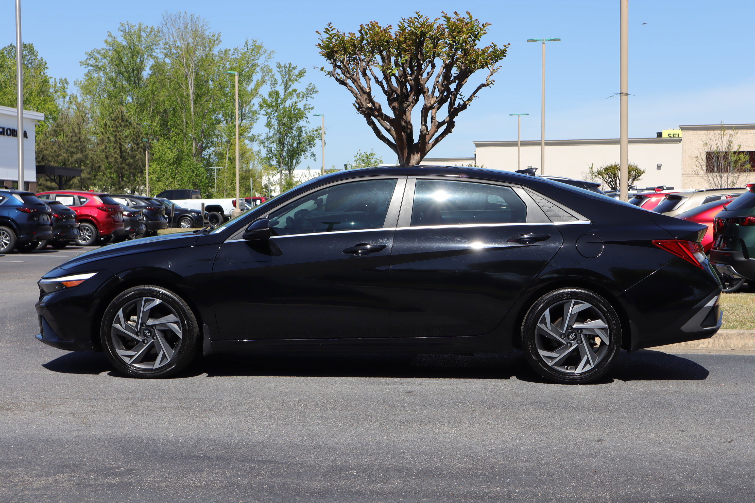 Used 2024 Hyundai Elantra Limited FWD image 5