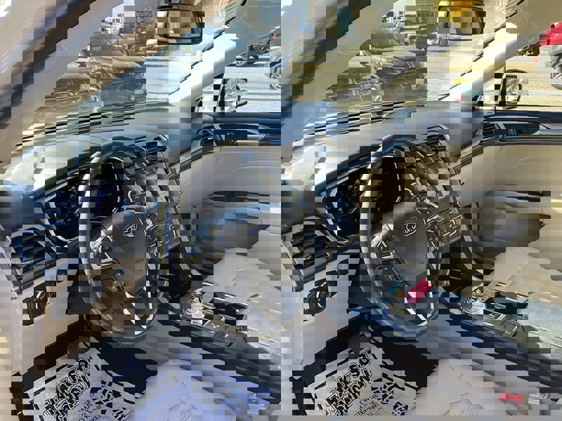 Used 2017 Ford Fusion SE w/ Fusion SE Technology Package image 17