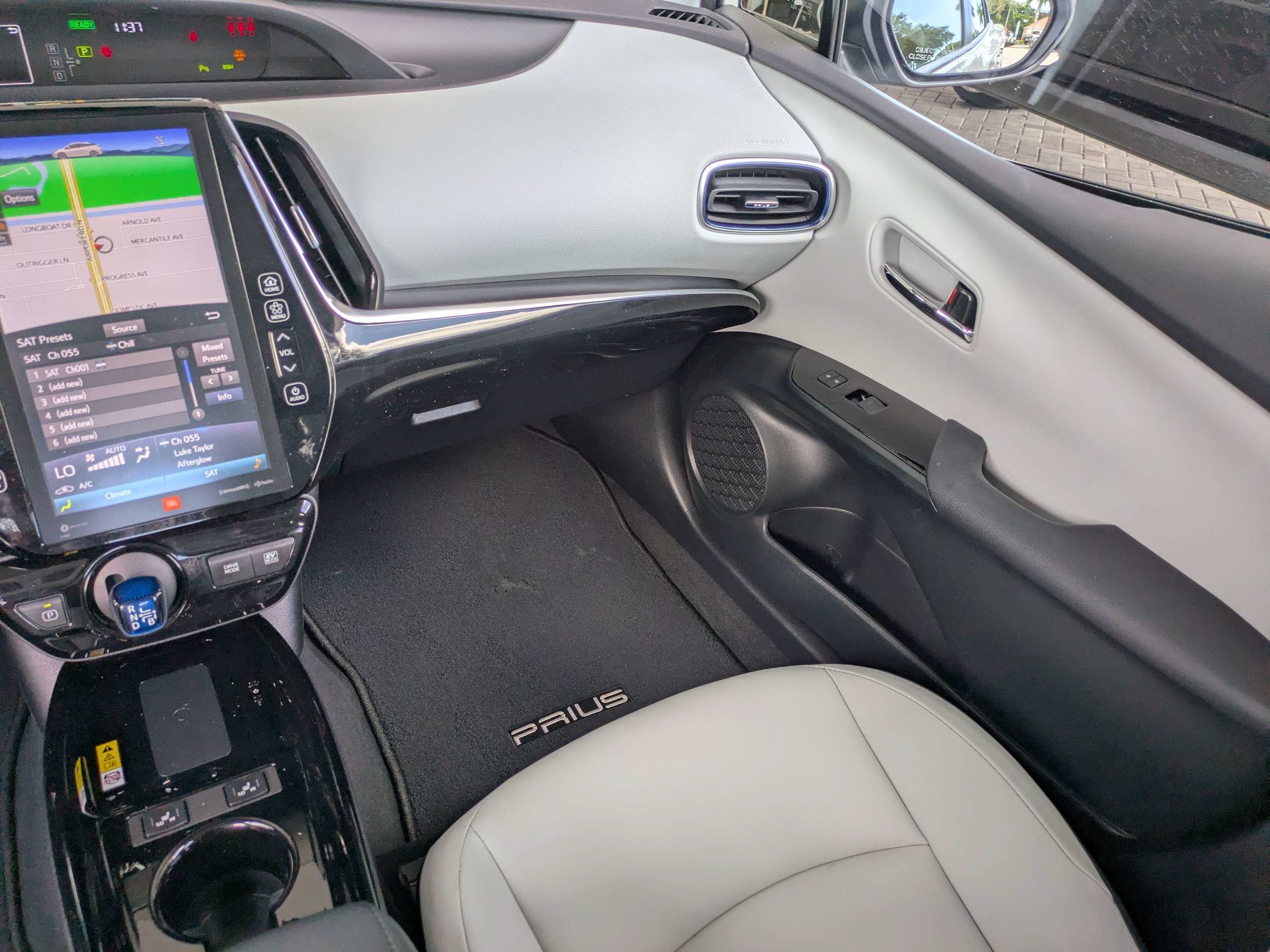 Used 2022 Toyota Prius Limited FWD image 17