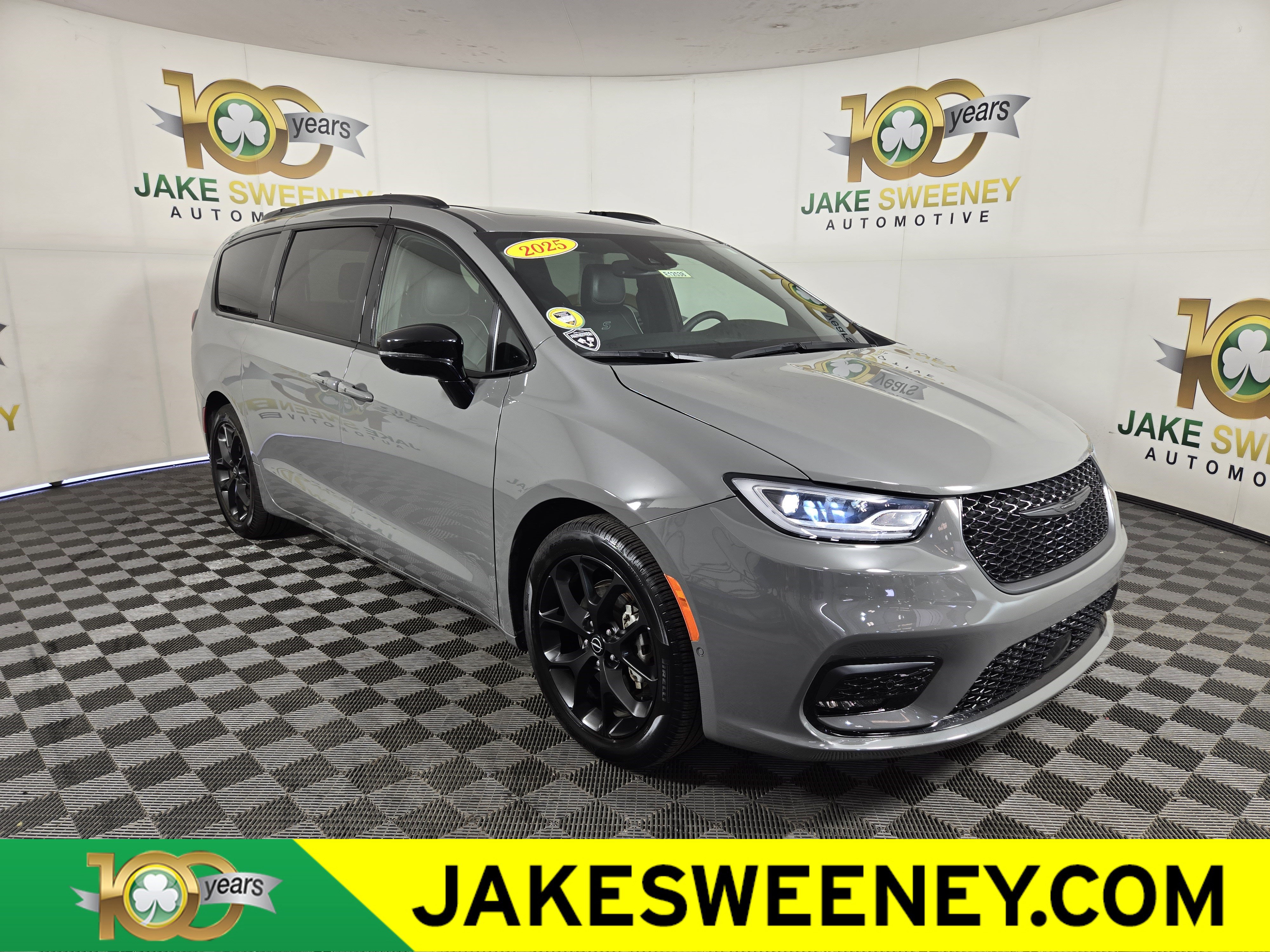 Used 2025 Chrysler Pacifica Limited FWD image 1
