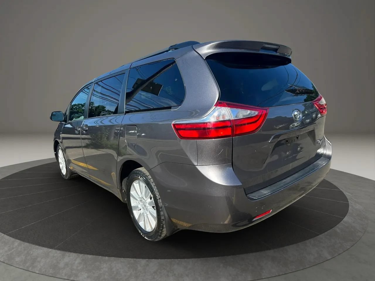 Used 2017 Toyota Sienna LE AWD/4WD image 7