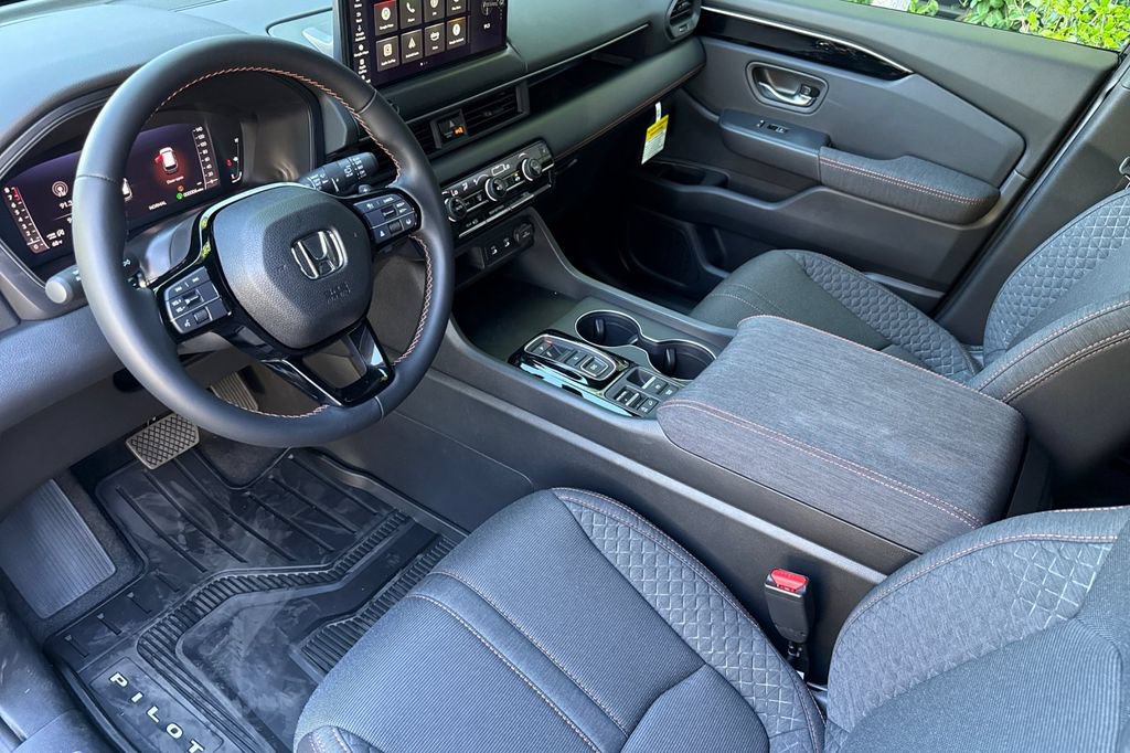New 2026 Honda Pilot Sport image 3