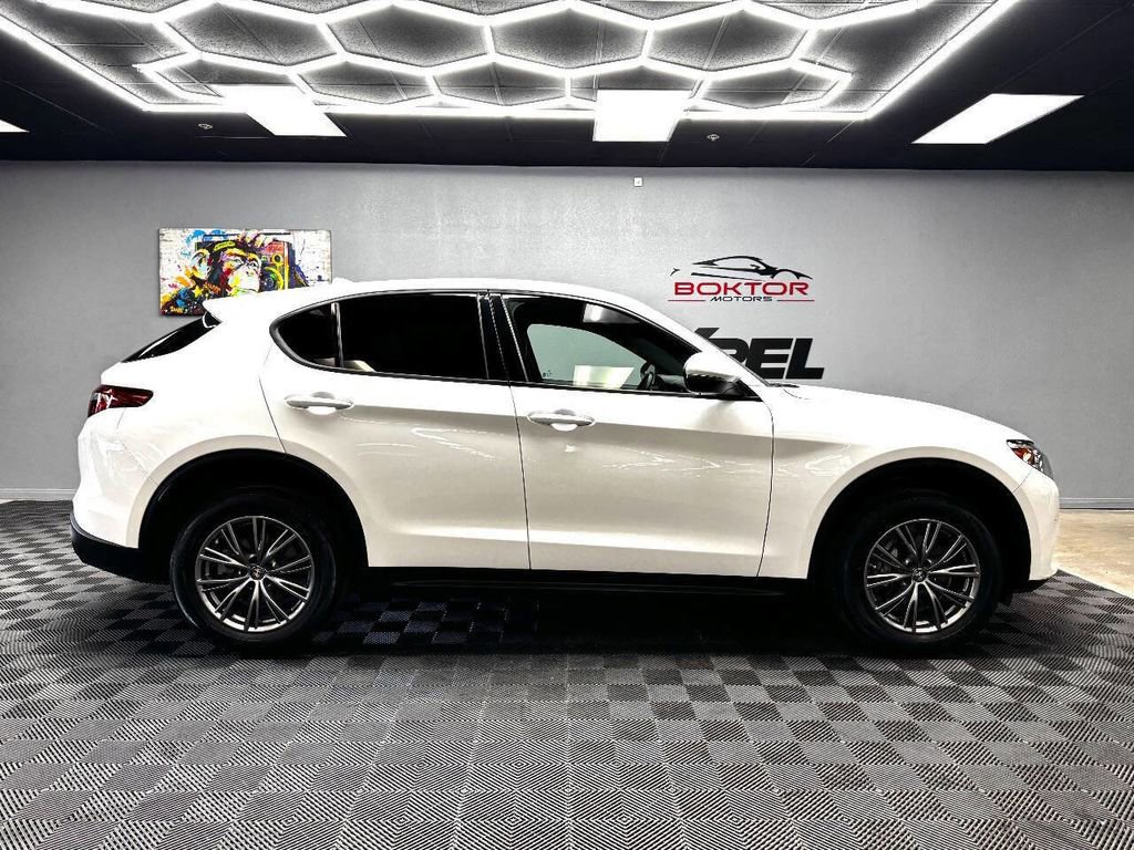 Used 2023 Alfa Romeo Stelvio Sprint image 16