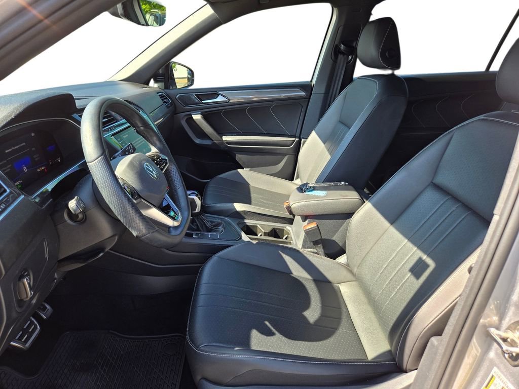 Used 2022 Volkswagen Tiguan SE R-Line image 18