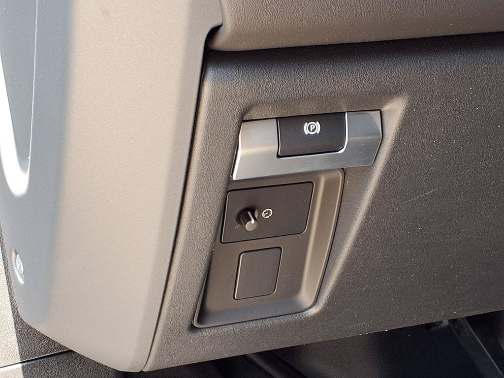 New 2026 Land Rover Defender 130 X-Dynamic SE AWD/4WD image 14