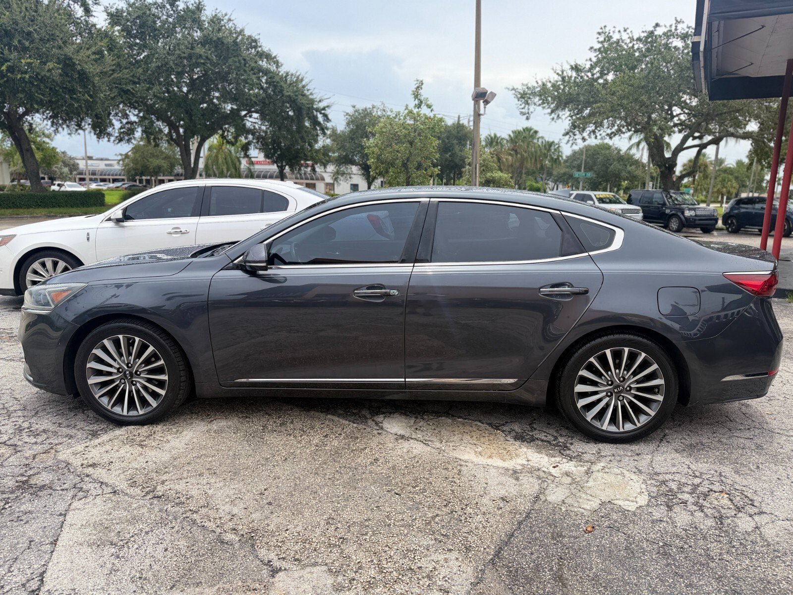 Used 2018 Kia Cadenza Premium FWD image 2