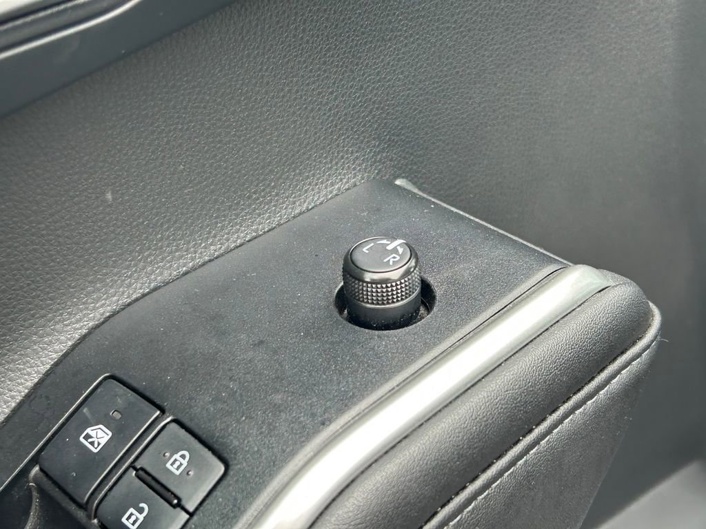 Used 2020 Toyota Highlander XLE FWD image 27