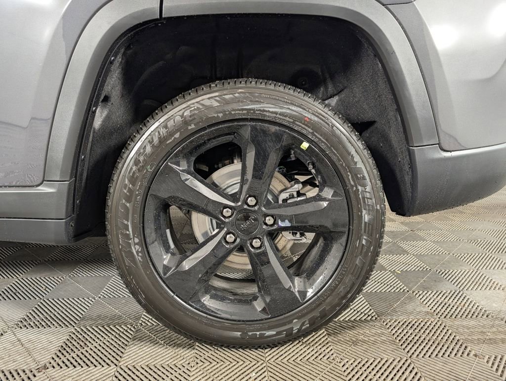 New 2025 Jeep Grand Cherokee Laredo image 13