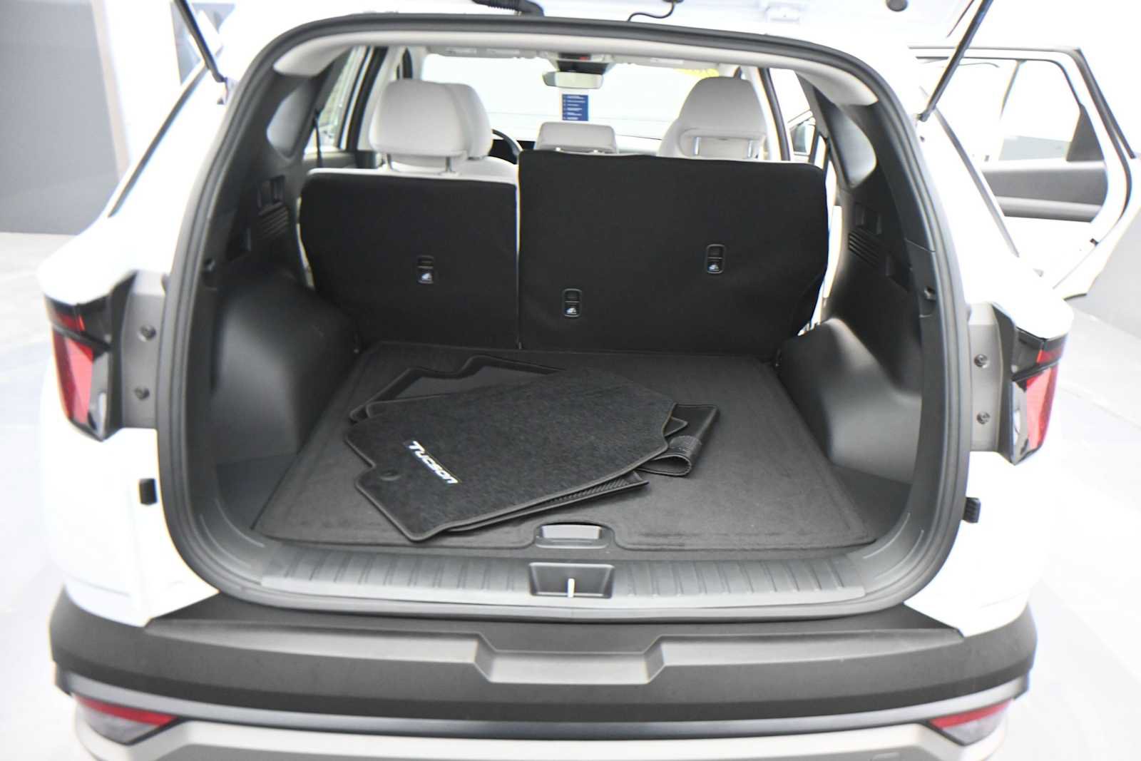 Used 2026 Hyundai Tucson Blue SE w/ Tow & Go Package AWD/4WD image 13