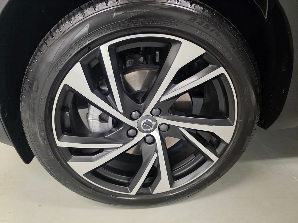 Used 2022 Volvo XC40 T5 R-Design w/ Advanced Package image 9