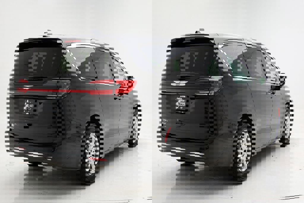 Used 2025 Chrysler Pacifica Select image 8