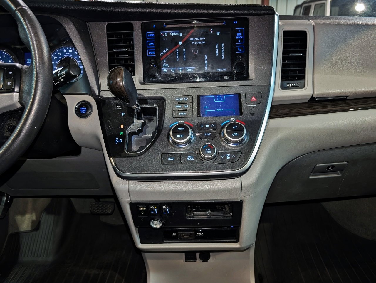 Used 2017 Toyota Sienna XLE Premium image 39