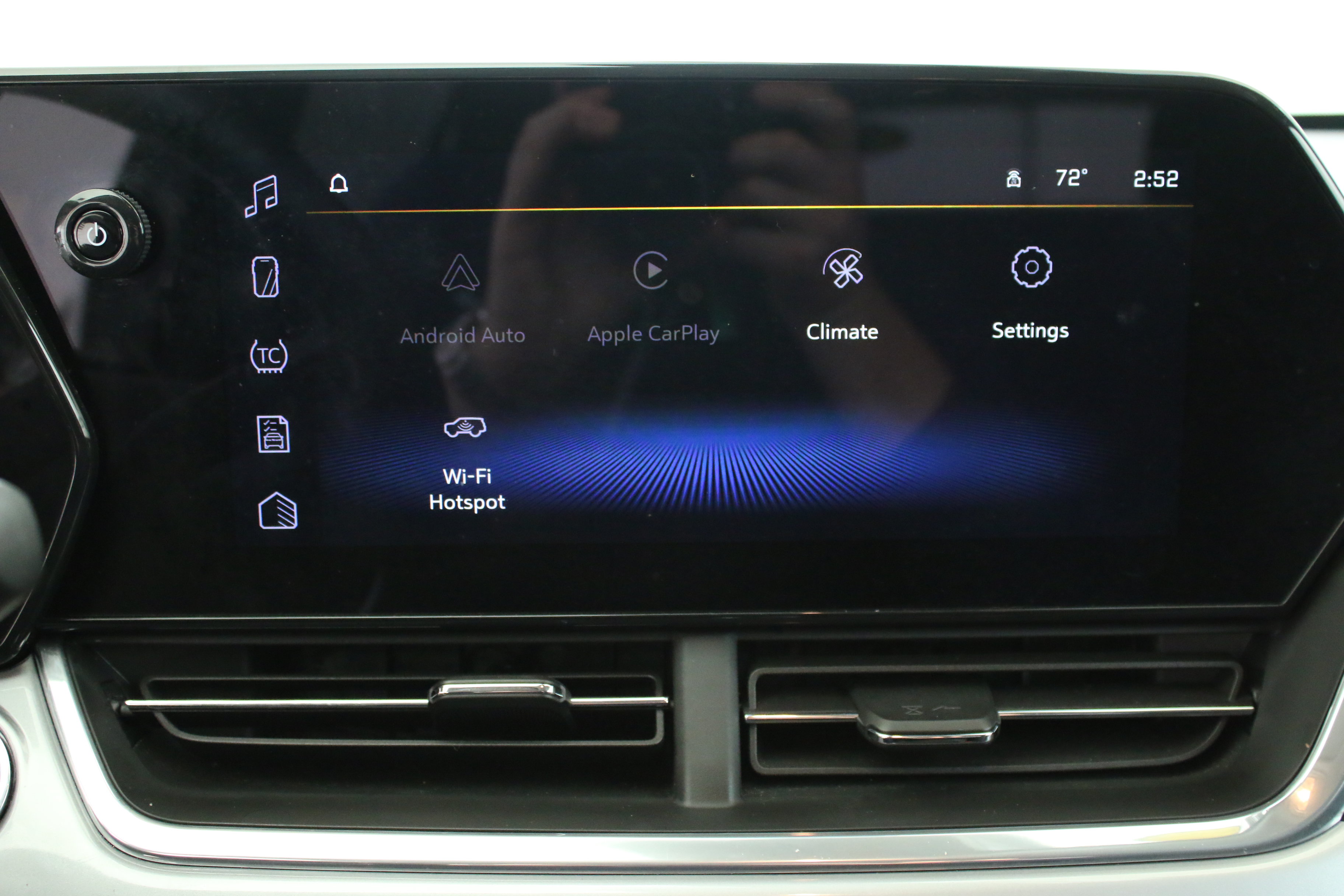 Used 2024 Chevrolet Trax LT w/ LT Convenience Package FWD image 12