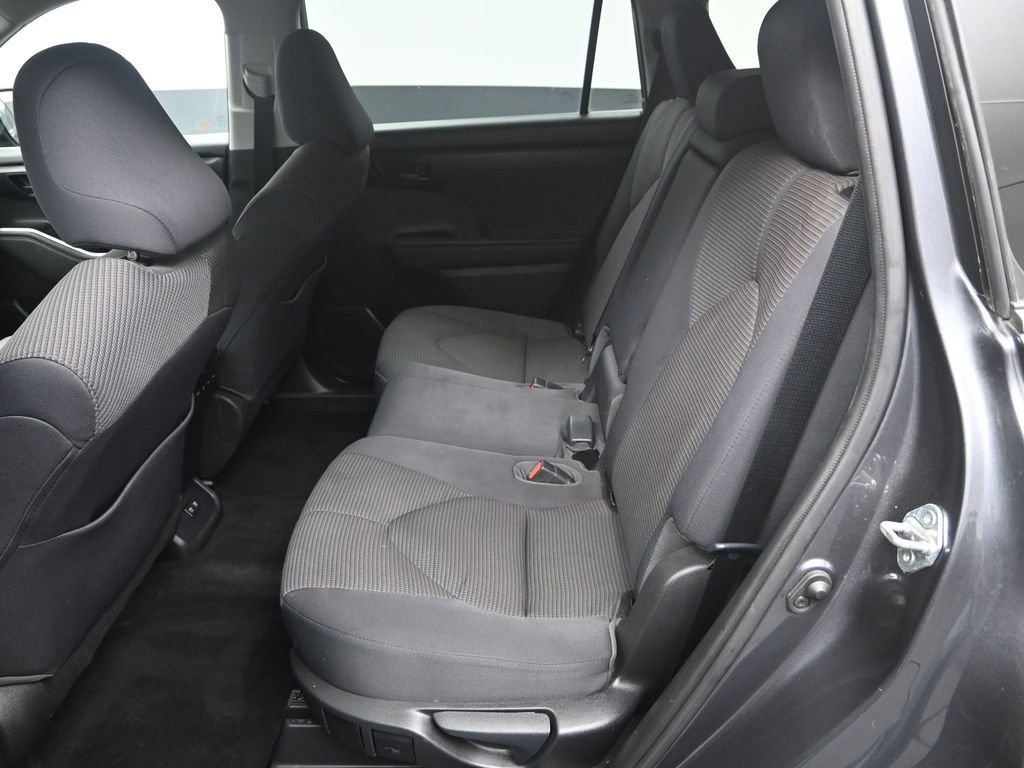 Used 2020 Toyota Highlander LE image 28