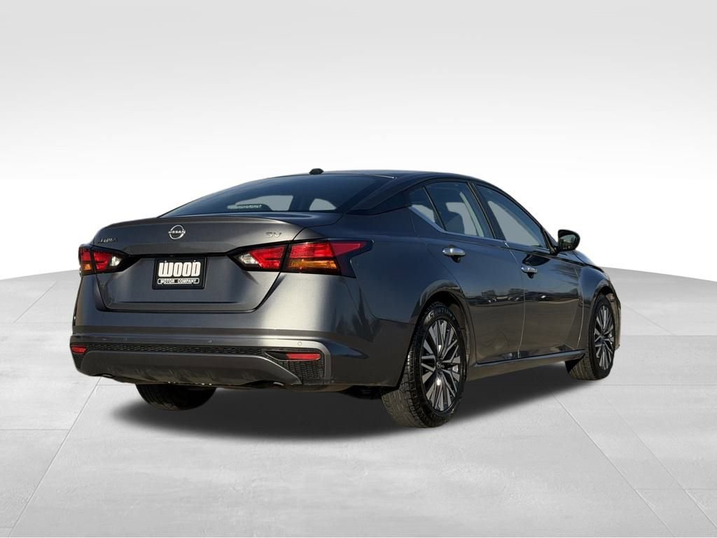 Used 2024 Nissan Altima 2.5 SV image 2