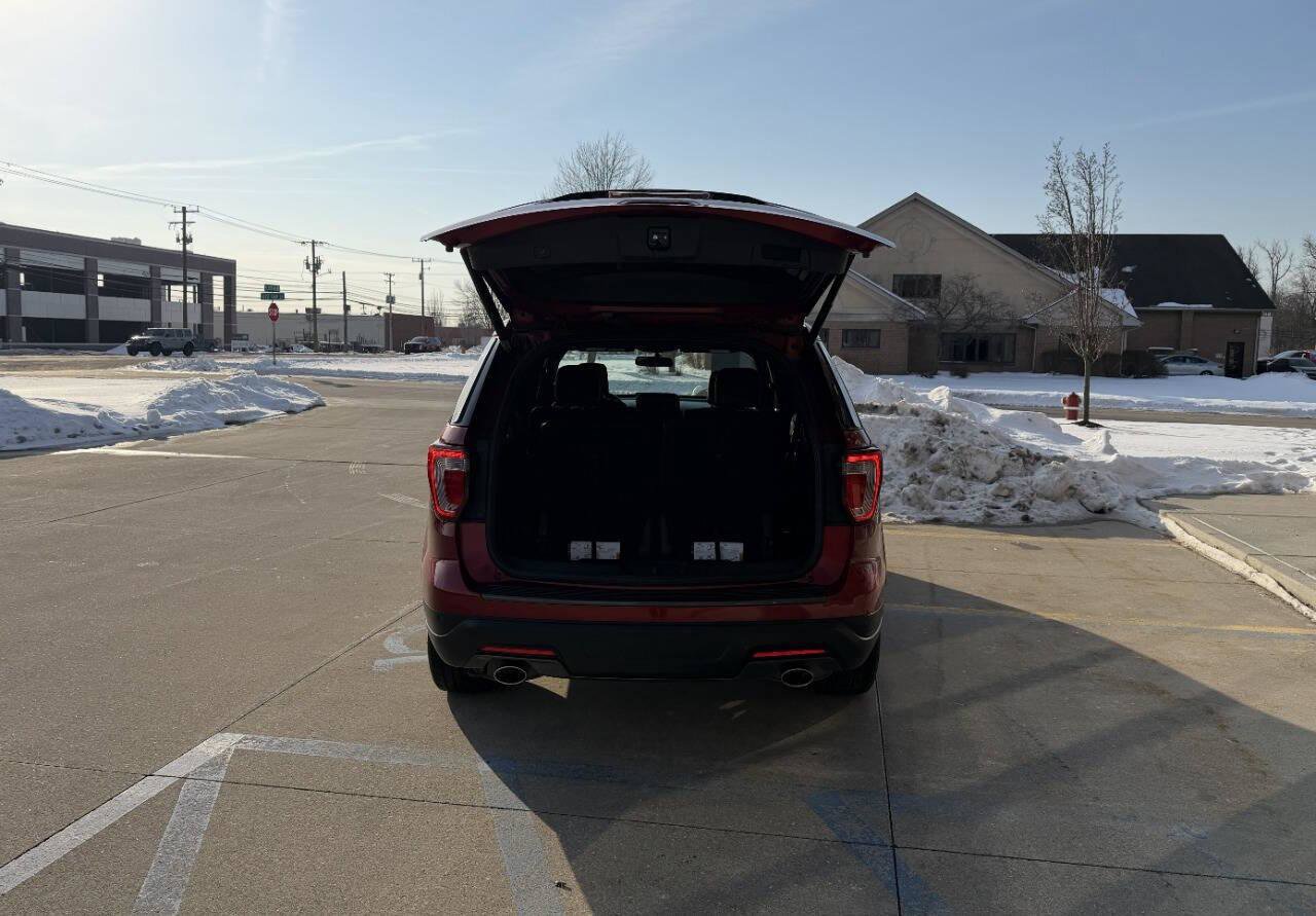 Used 2018 Ford Explorer XLT w/ Equipment Group 202A image 7