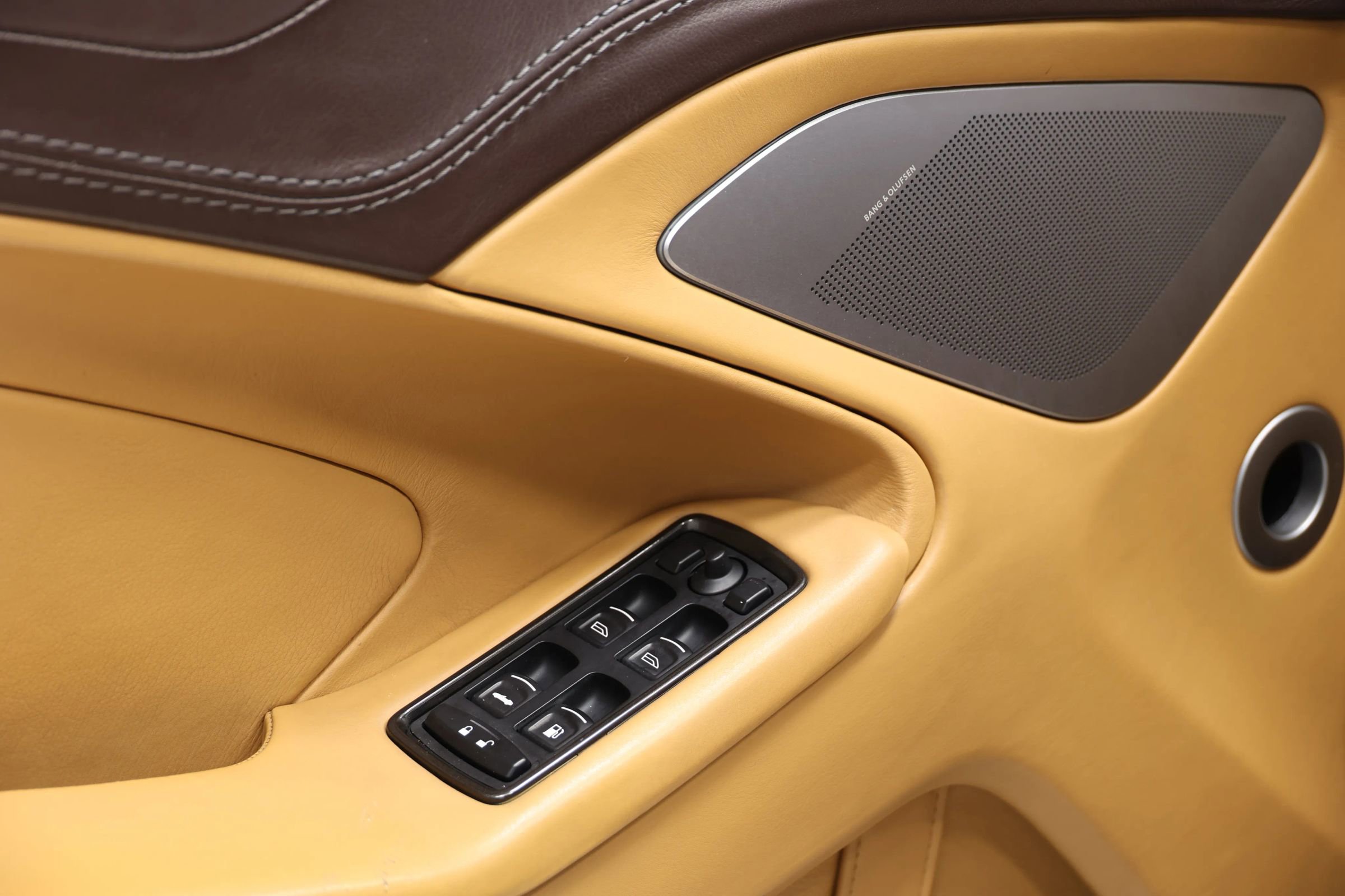 Used 2015 Aston Martin Vanquish Volante RWD image 11