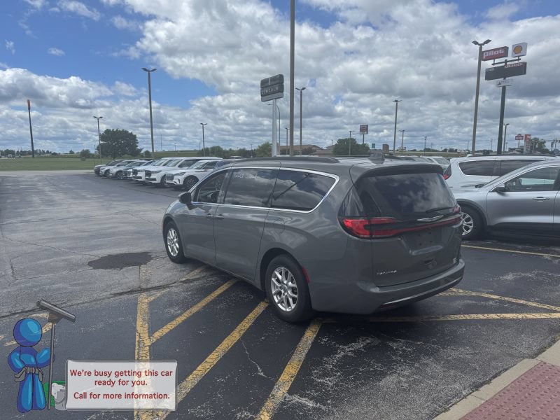 Used 2022 Chrysler Pacifica Touring-L FWD image 3