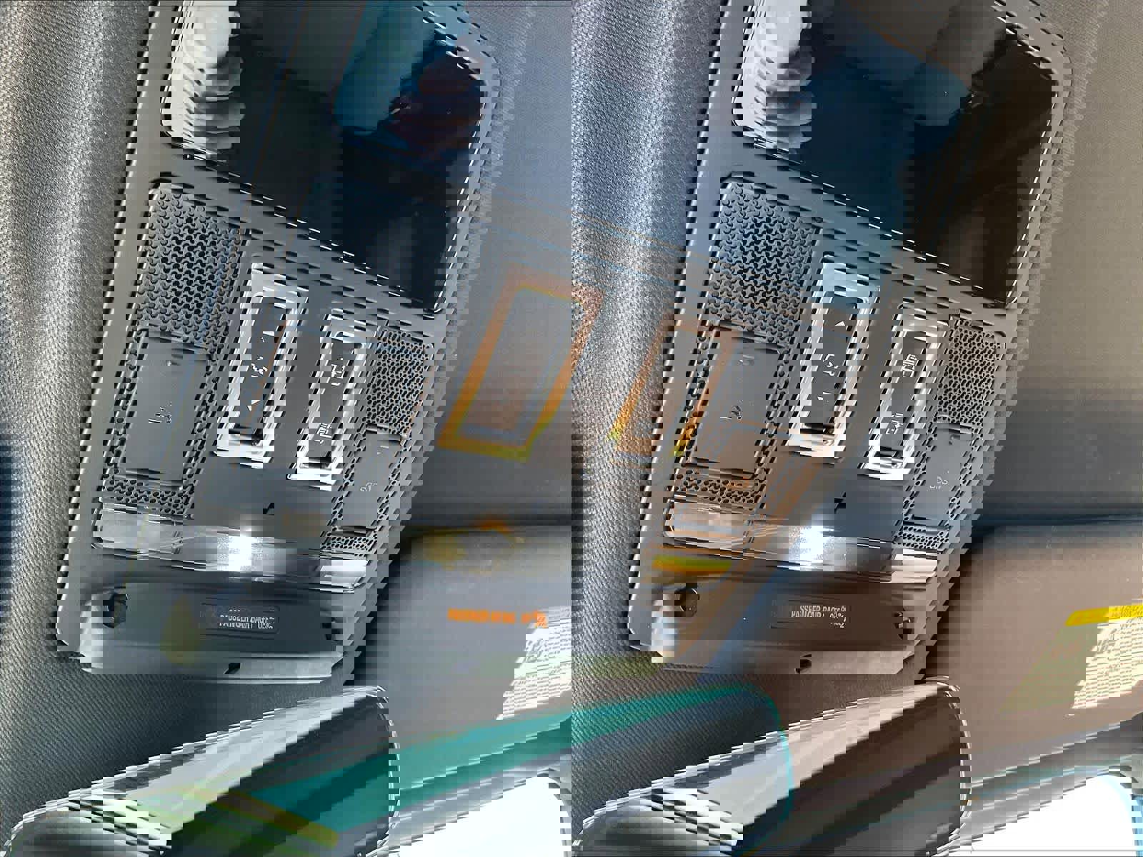 Used 2025 Land Rover Defender 110 X-Dynamic SE image 36