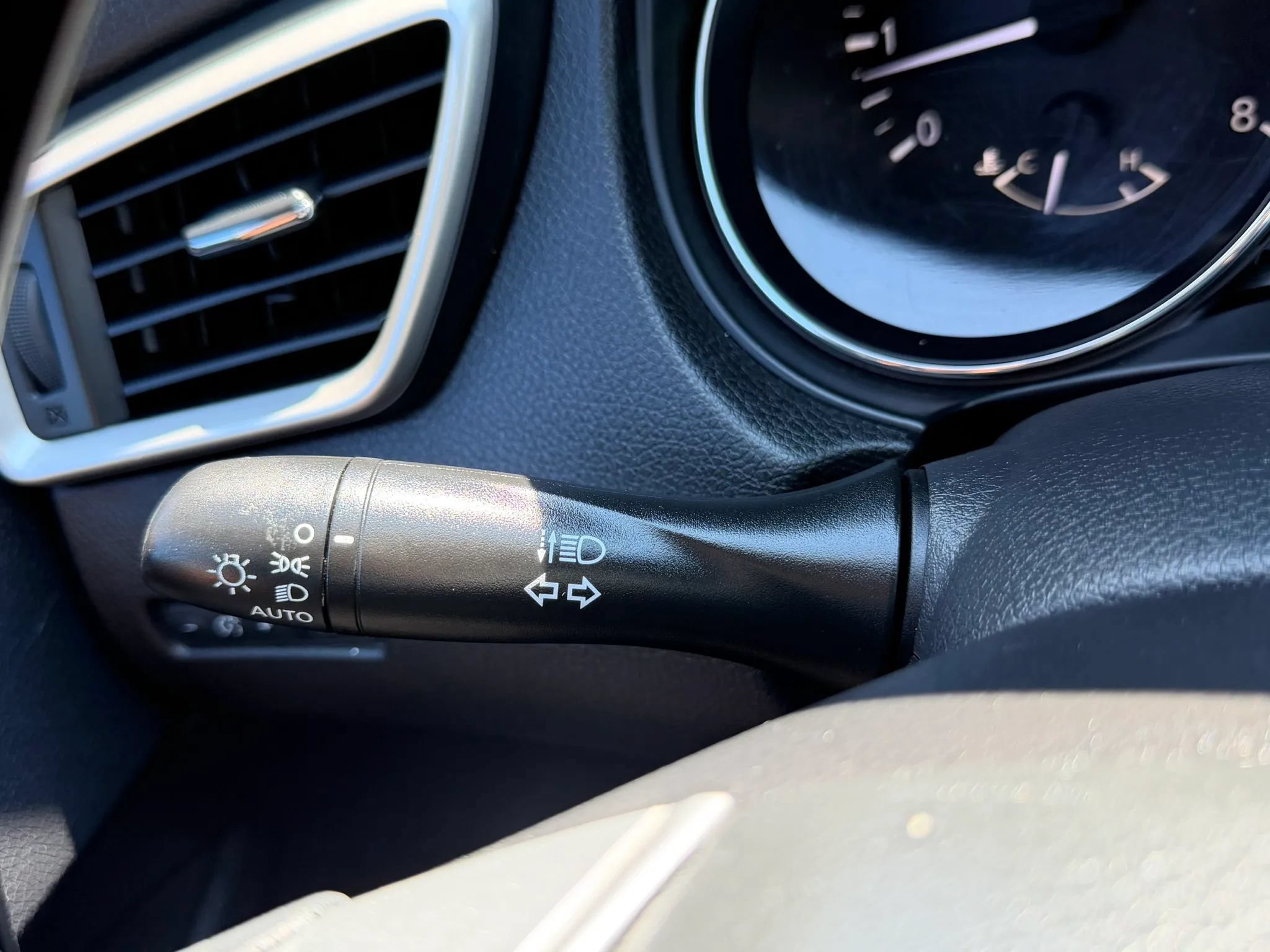 Used 2014 Nissan Rogue SV FWD image 16