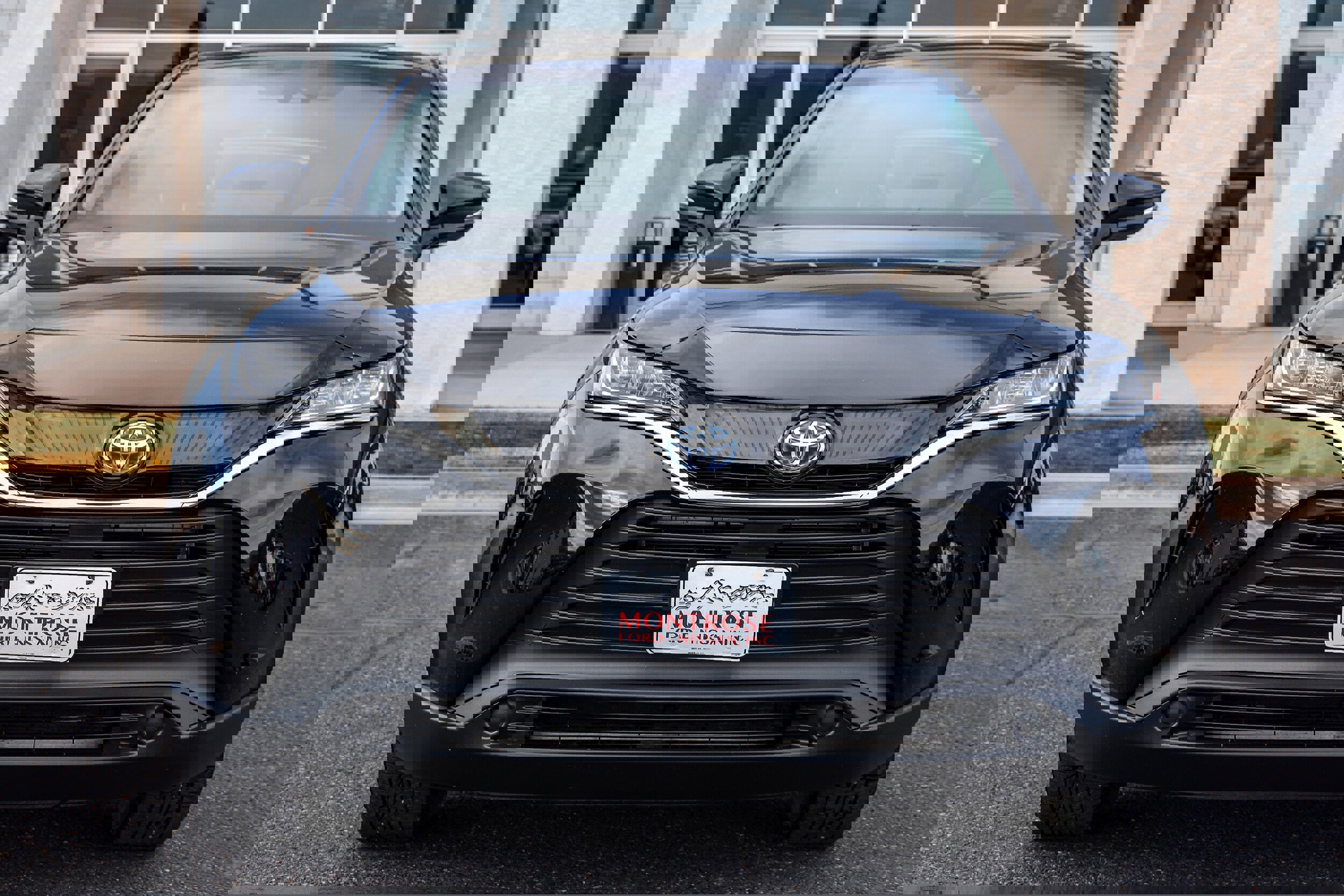 Used 2021 Toyota Venza LE image 2