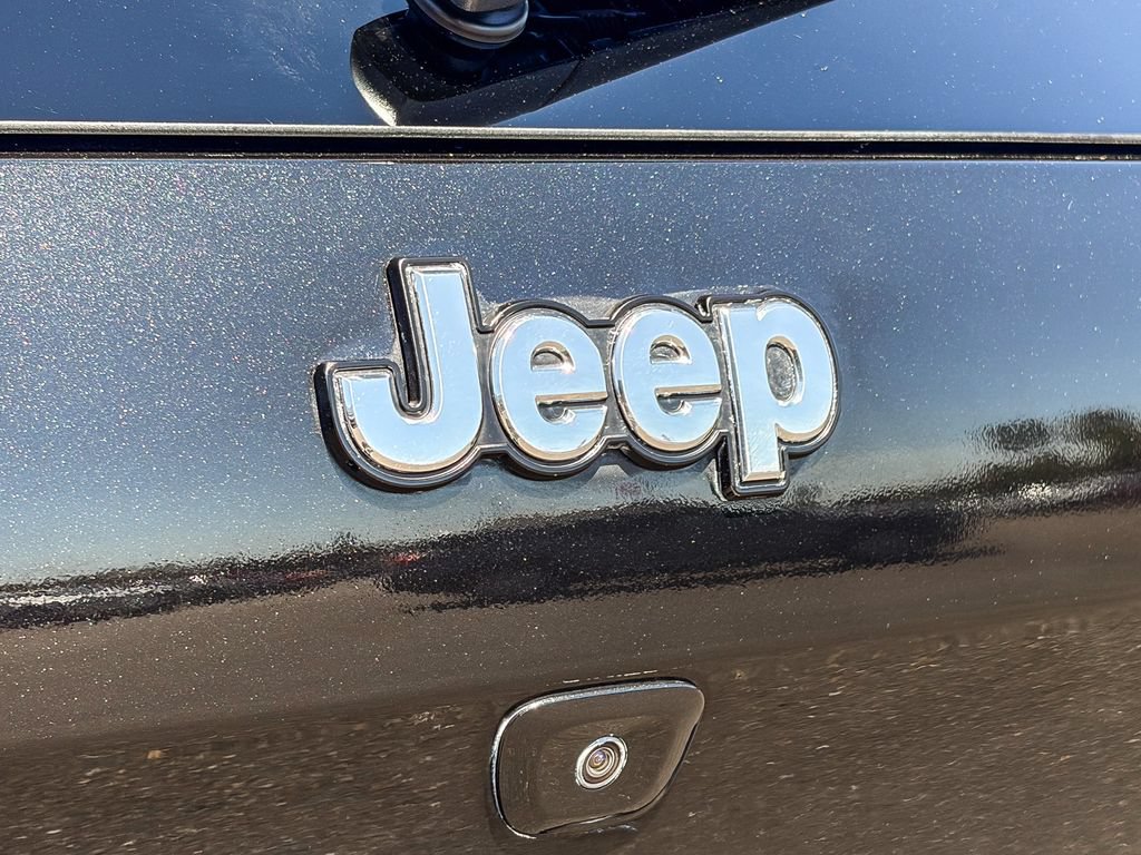 Used 2016 Jeep Cherokee Overland w/ Technology Group AWD/4WD image 9
