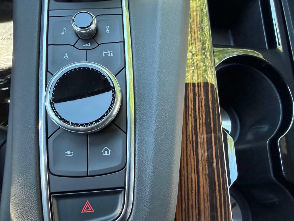 Used 2024 Cadillac Escalade Luxury AWD/4WD image 24