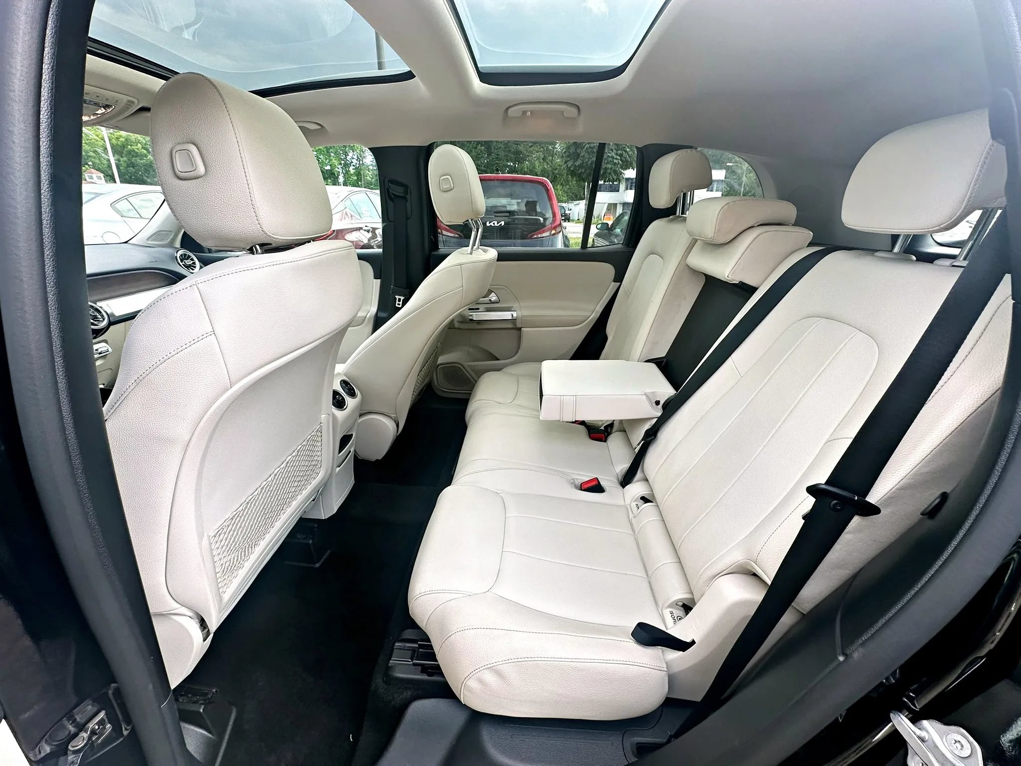 Used 2023 Mercedes-Benz GLB 250 4MATIC w/ Premium Package image 20