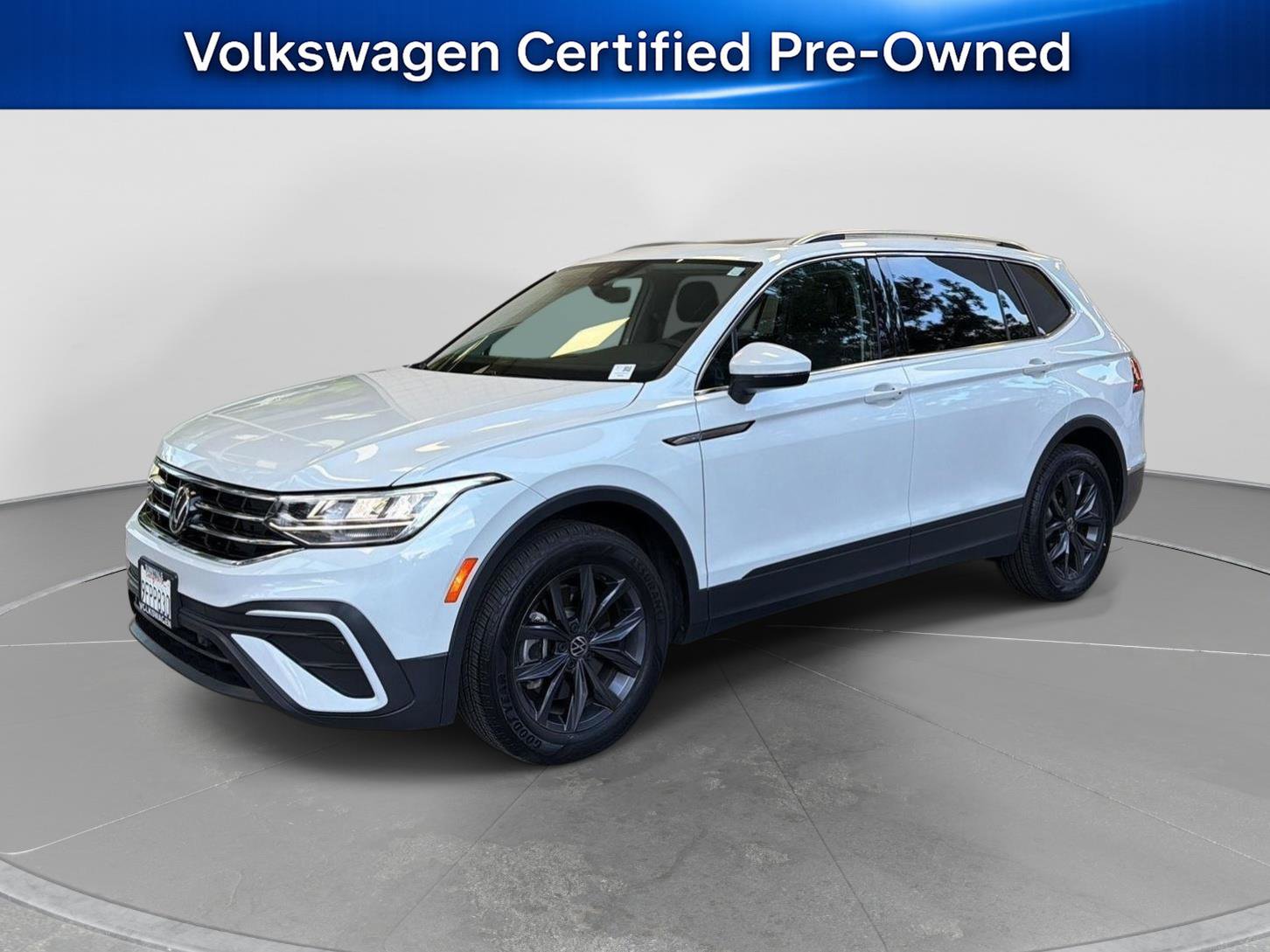 Certified 2023 Volkswagen Tiguan SE w/ Panoramic Sunroof Package FWD image 1