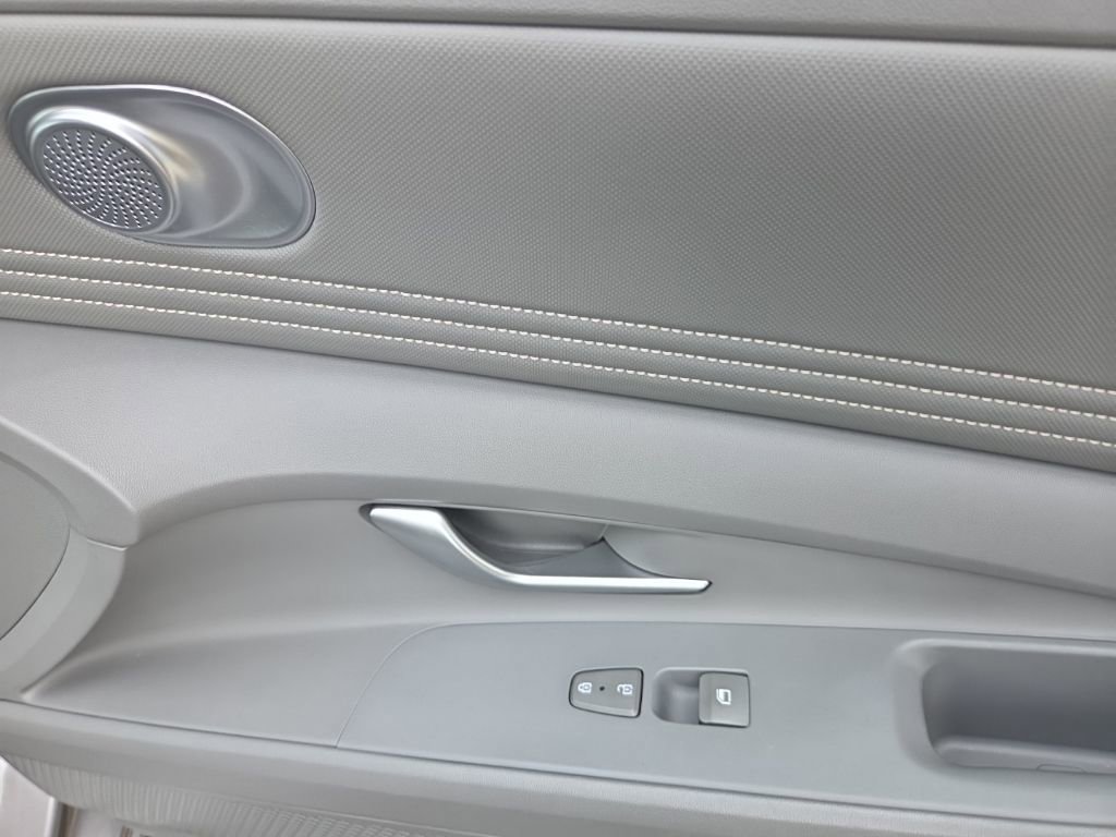 Used 2023 Hyundai Elantra SEL w/ Convenience Package image 24