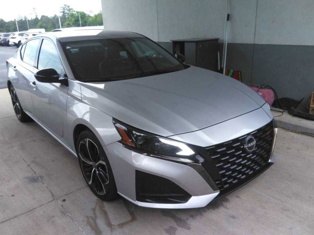 Used 2024 Nissan Altima 2.5 SR FWD image 2