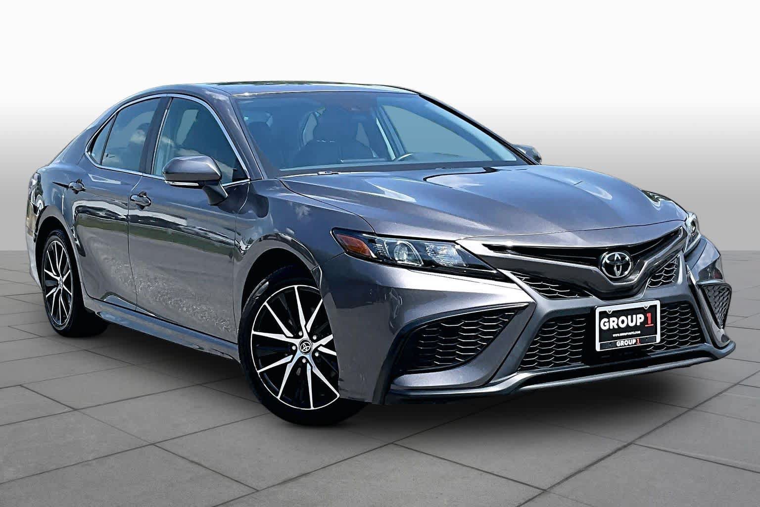 Used 2023 Toyota Camry SE FWD image 3