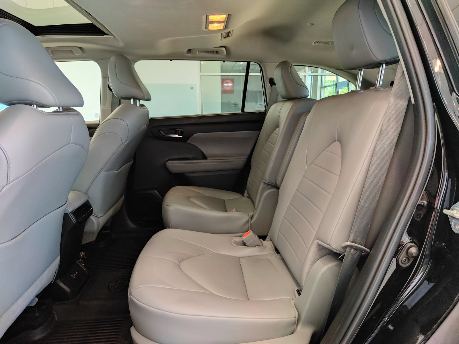 Used 2024 Toyota Highlander XLE FWD image 11